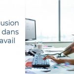 femme assise à l'ordinateur parlant au téléphone